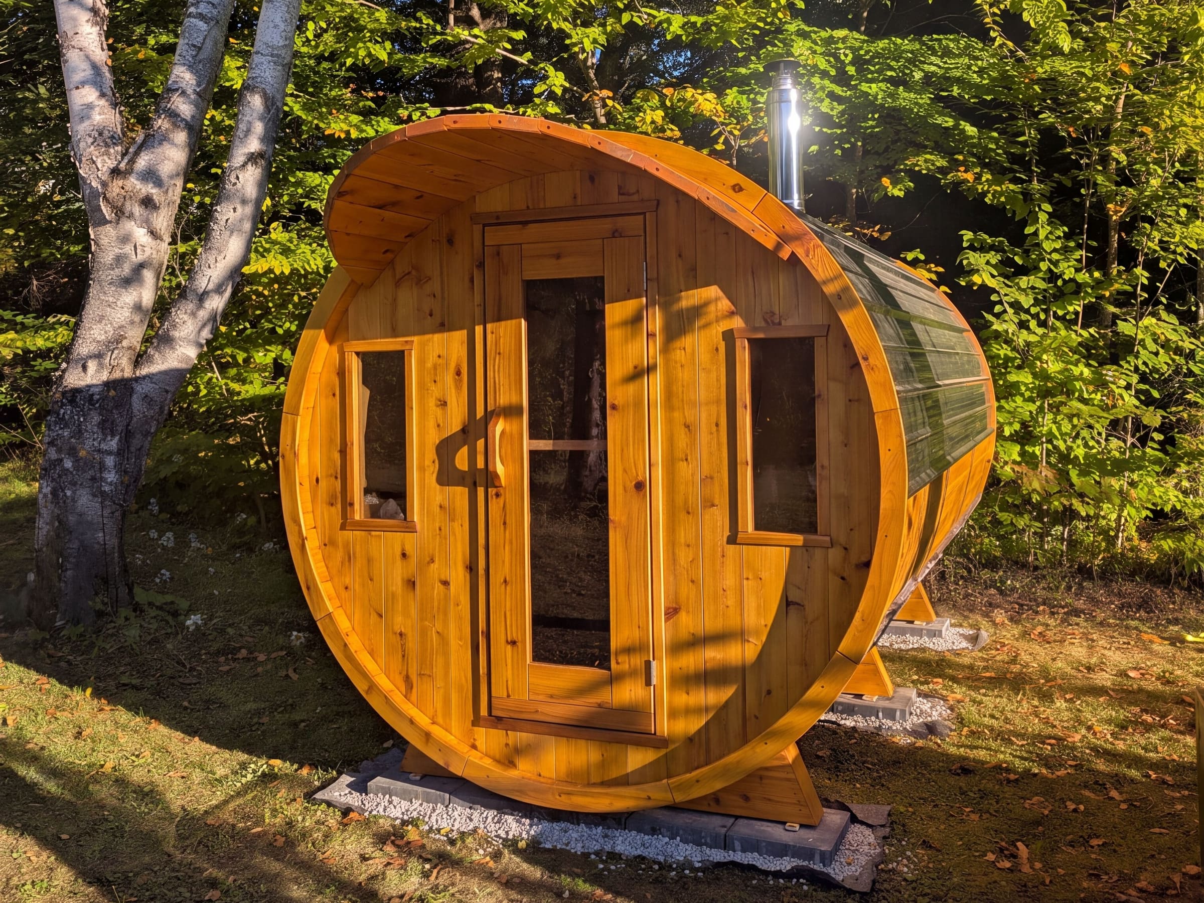 Wood-fired barrel sauna by the lake — Maison Kilmar, Laurentians