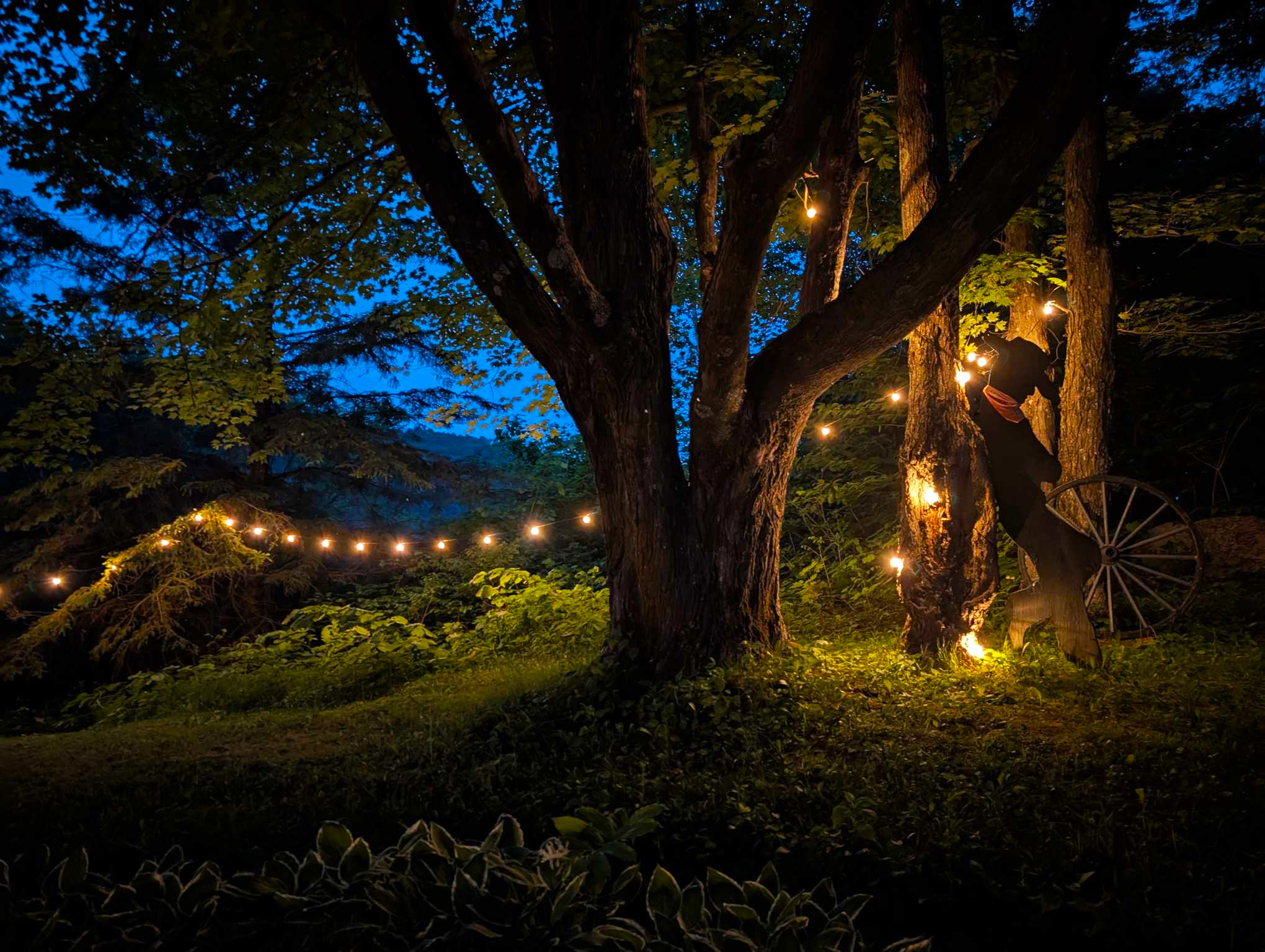 Maison Kilmar — lumières de guirlande la nuit