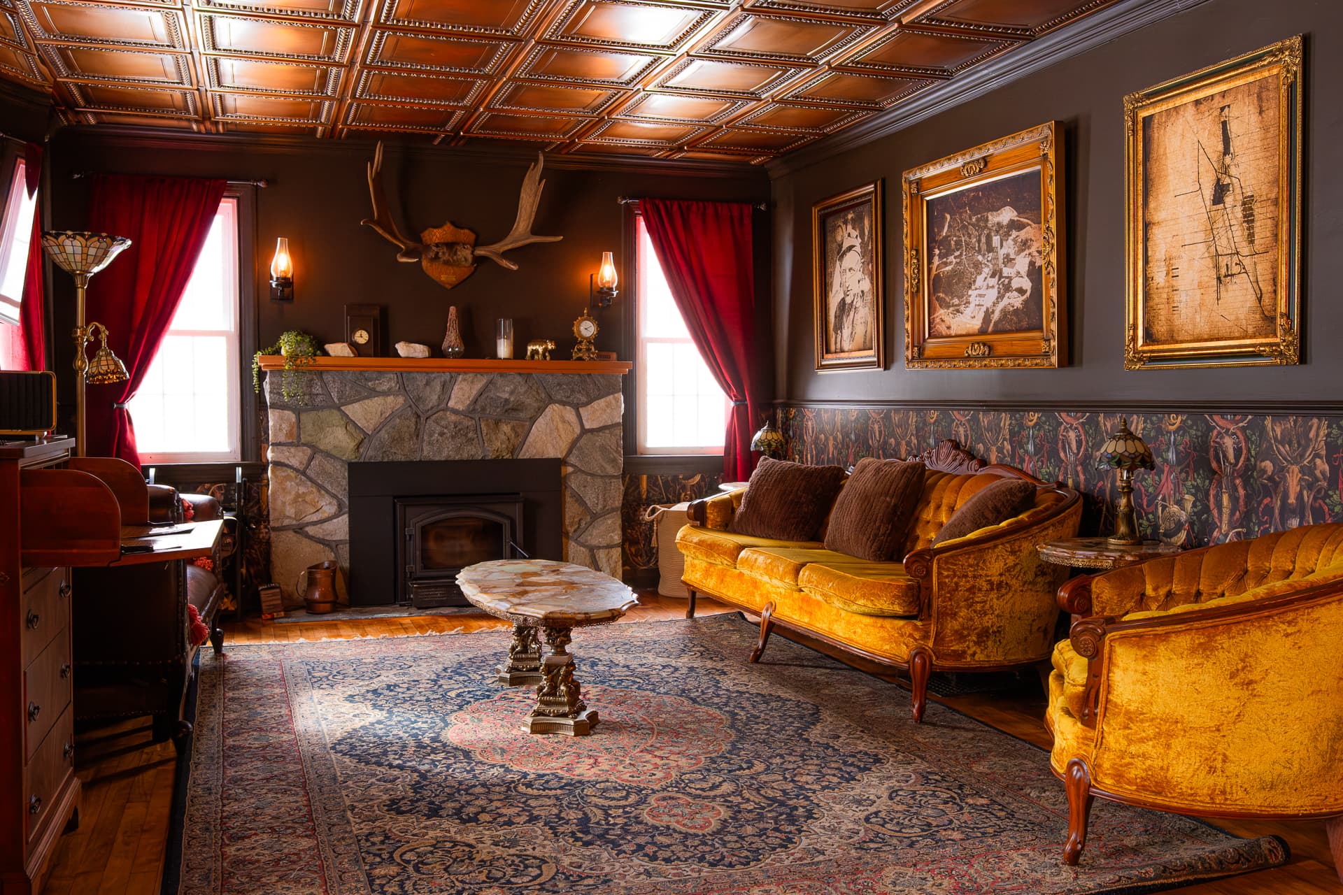 Salon des mineurs — foyer de pierre, plafond de tôle embouti et mobilier victorien, Maison Kilmar
